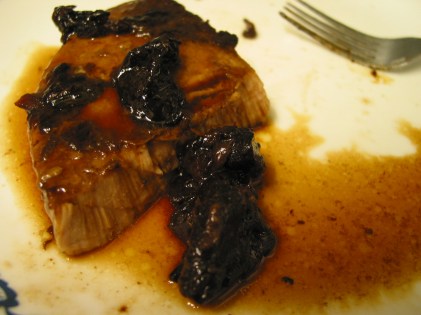 Tuna steak with microwave prune chutney Pan-seared tuna steak with microwave prune and wine chutney