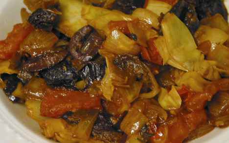 Cooked "Marbella" relish with prunes, olives, tomatoes and artichoke hearts