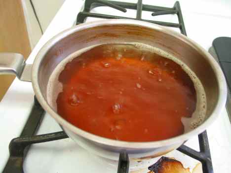 Boiling down the tamarind extract