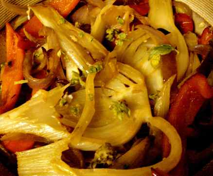 Cooked fennel salad with red pepper and onion
