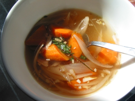 minimal carrot onion soup